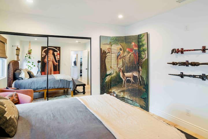 Habitación llena de arte y artefactos impresionantes.