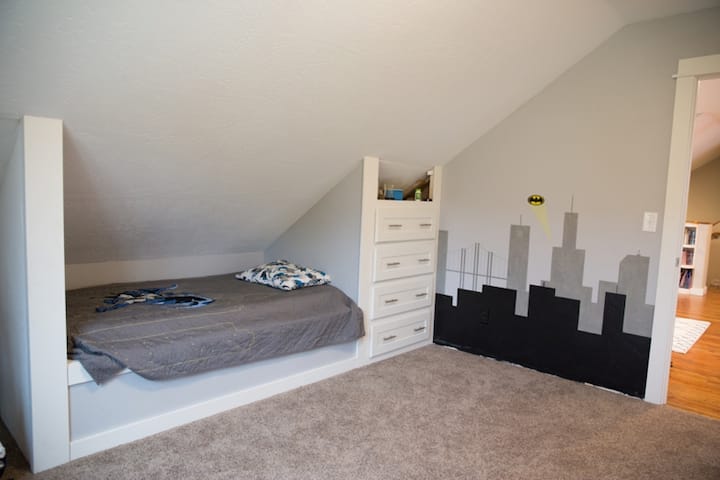 Спалня 1 на горния етаж с вградено двойно легло