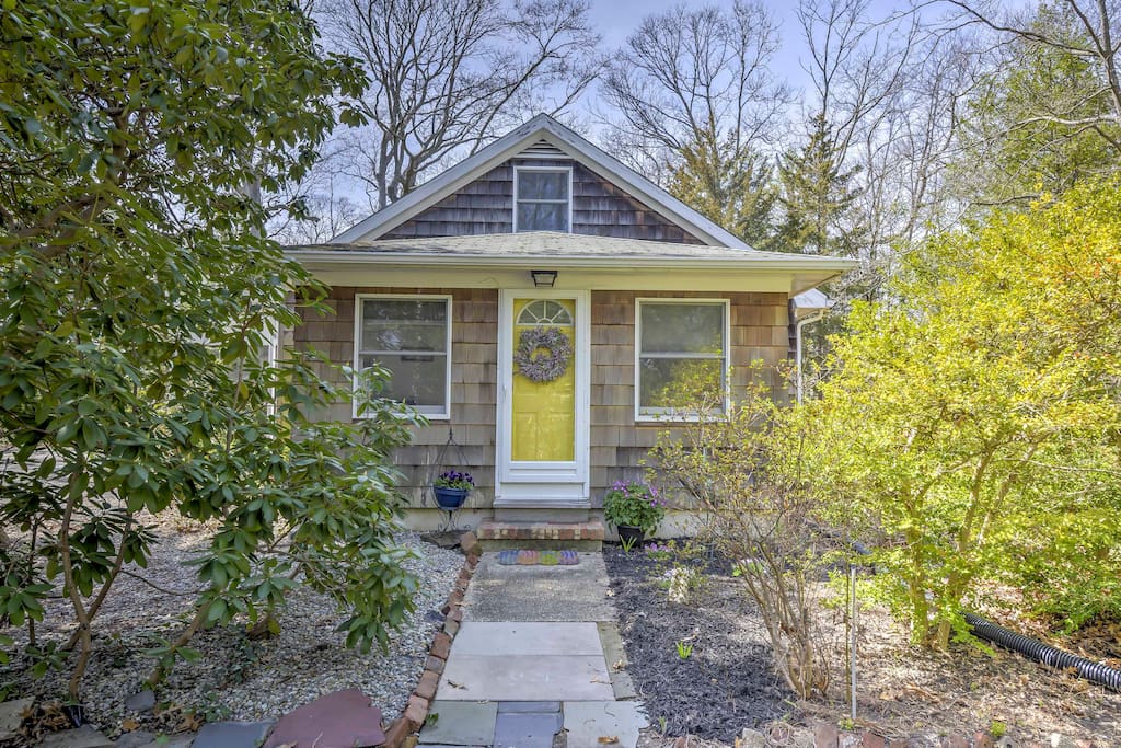Enjoy peace and quiet at this vacation rental cottage in Island Heights.