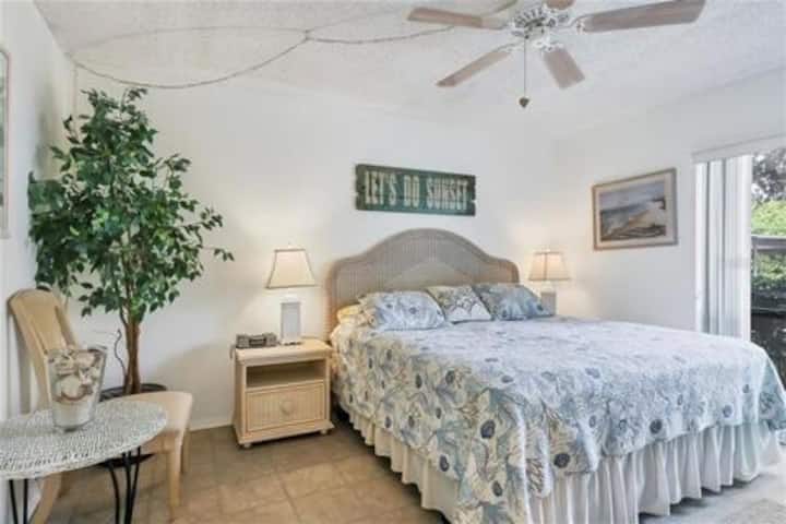 سرير كبير في غرفة النوم الرئيسية