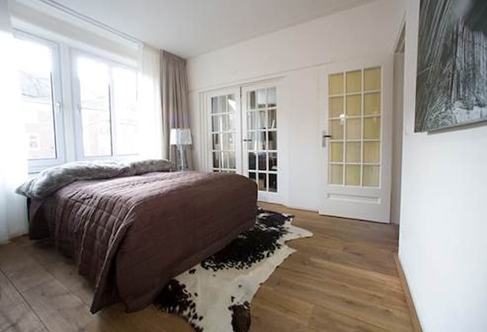 Large Luxury Apartment A’dam South gallery image 2