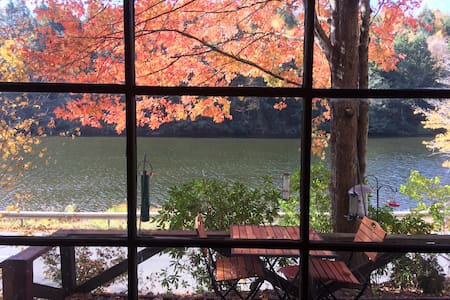 Cozy Catskills Lakefront Cottage