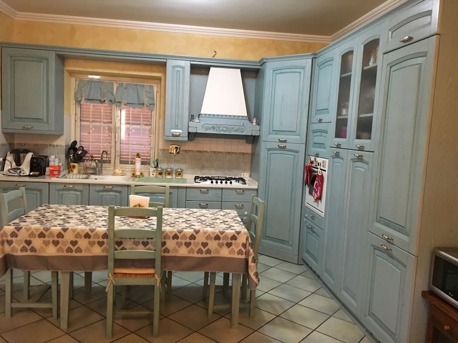 Kitchen with oven, dishwasher, washine machine and microvawe