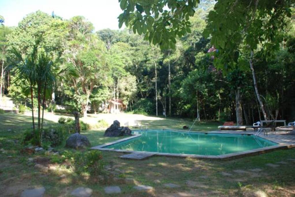 Piscina de água natural vinda do rio