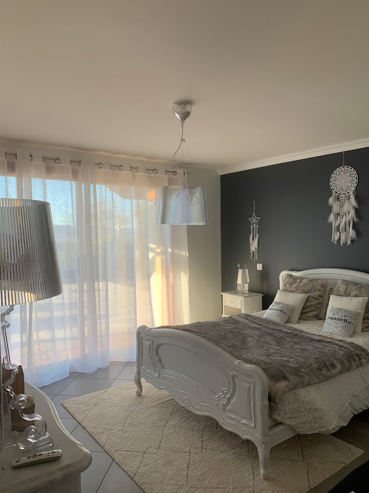 Მთავარი ფლიგელი 1 დასავლეთ ტერასის ხედი