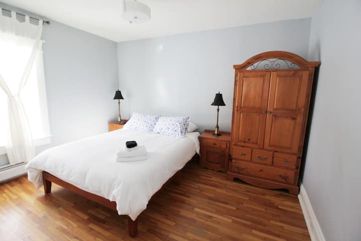 Спалня с двойно легло 2/3. Висококачествени чаршафи, олекотени завивки и възглавници на всяко легло. USB зарядните устройства са включени във всяка стая. Всички спални включват и чисти кърпи за баня и кърпи за лице. 