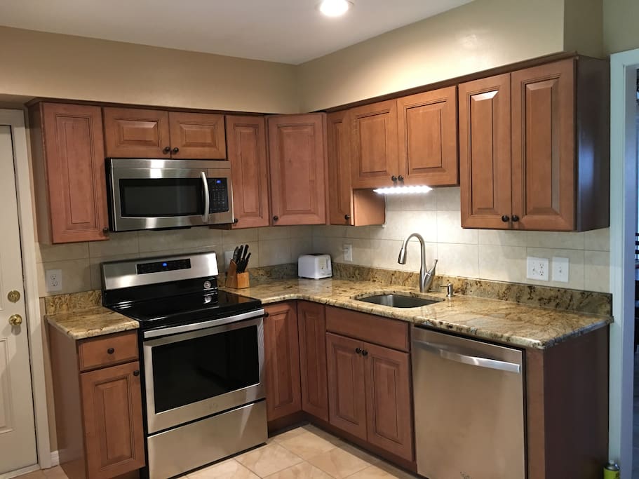 Full kitchen, new appliances, granite counter
