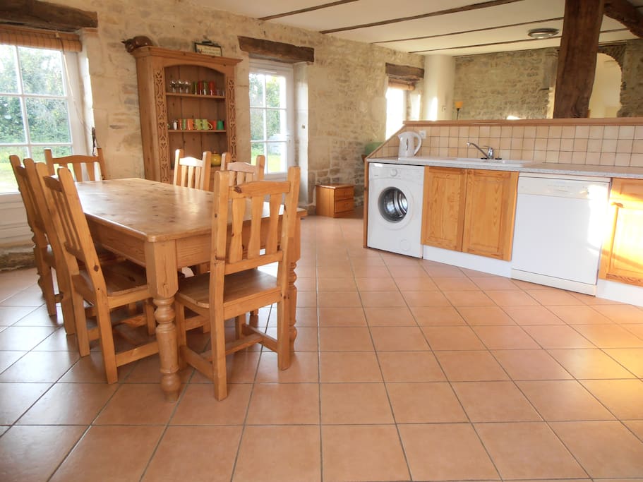 Well equipped kitchen & dining area