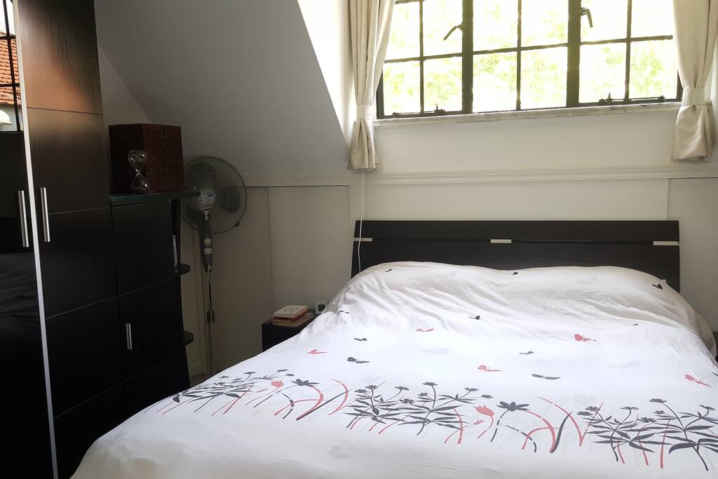 Room 1 (bright room with big bed)