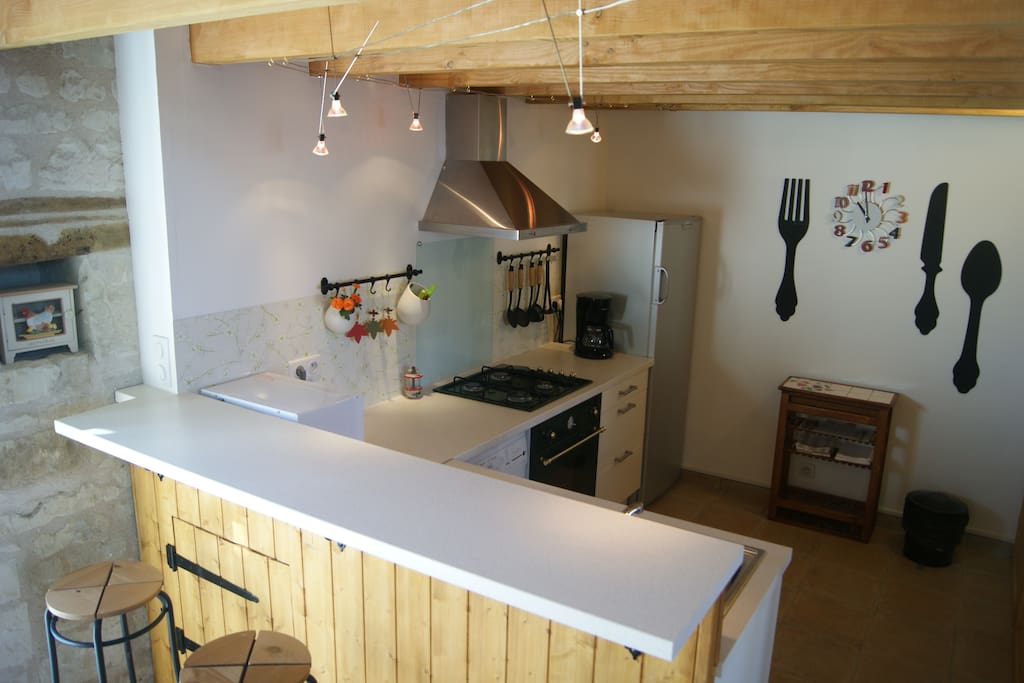 cuisine équipée, frigo-congélateur, lave-vaisselle, lave-linge, four...