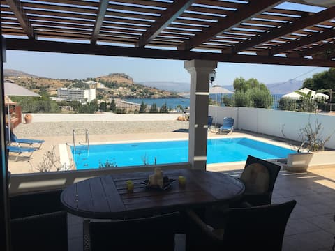 Villa with swimming pool and stunning sea views