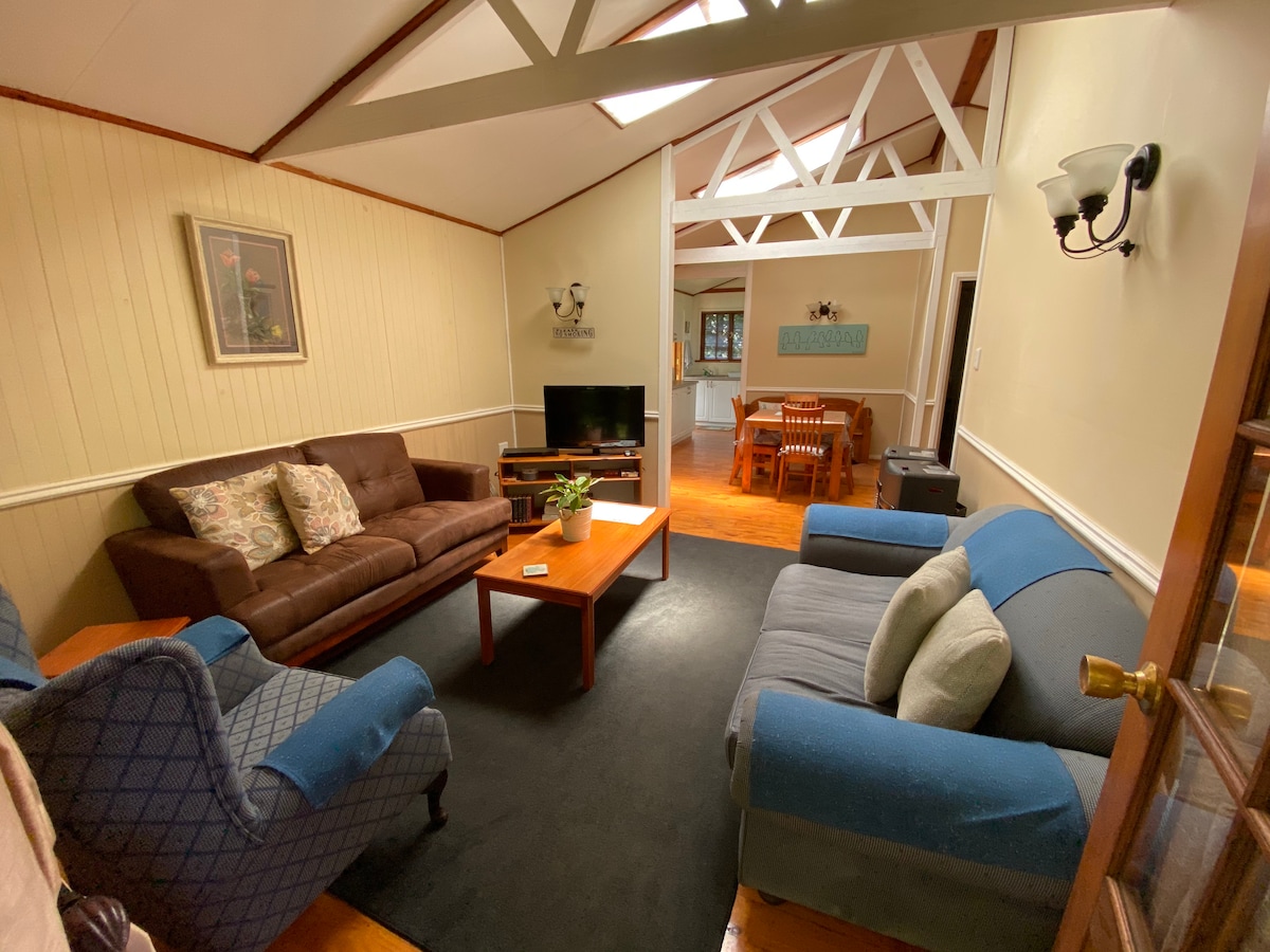 Salon confortable et cuisine ouverte