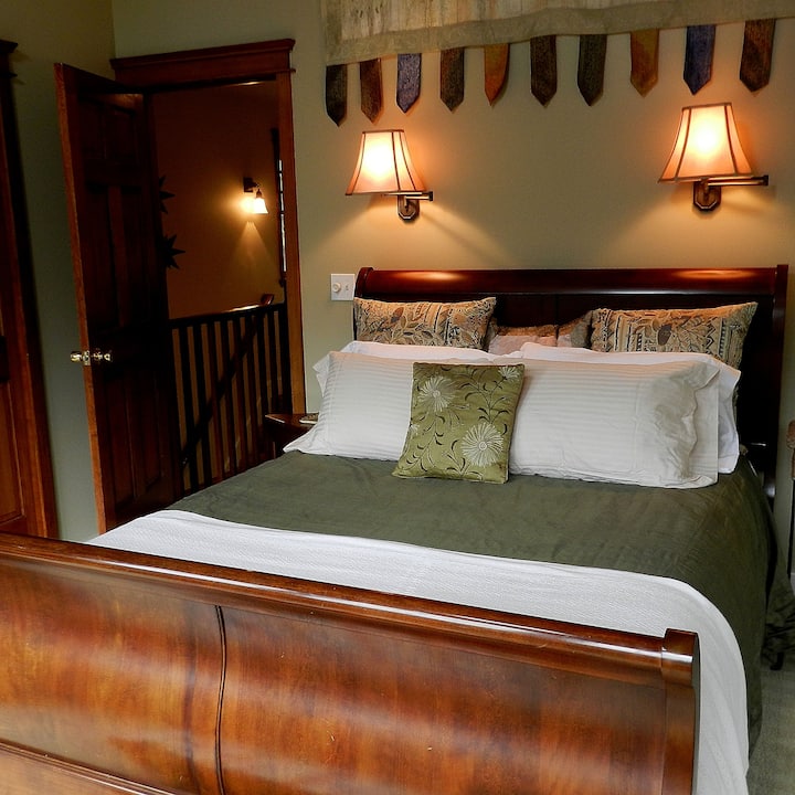 Მთავარ საძინებელში დგას დედოფლის ზომის საწოლი. Გაიღვიძეთ მთა შტორმის მეფის ხედით...