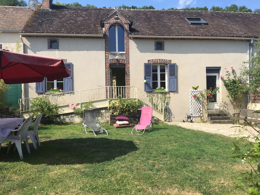 Jardin et maison vus de la terrasse abritée