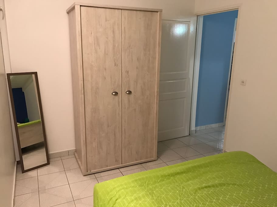 Chambre 2 vue sur l'armoire et l'entrée