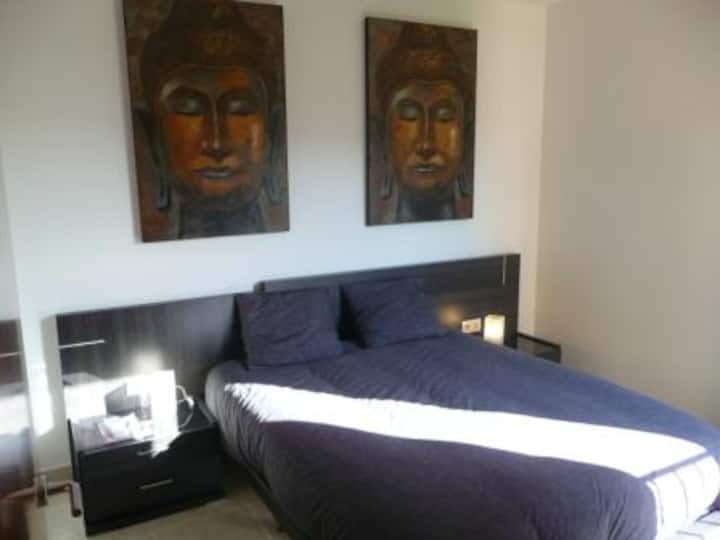 带全功能卫生间的主卧。