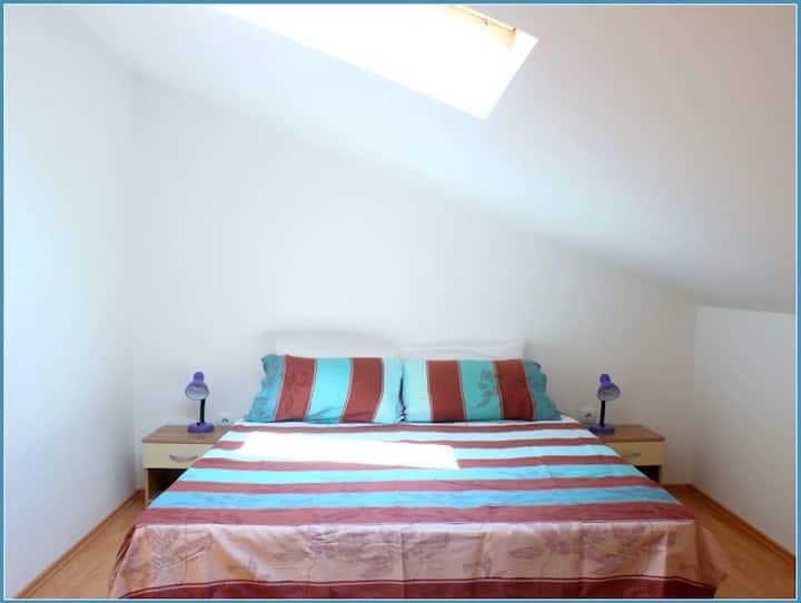 غرفة نوم بسرير مزدوج