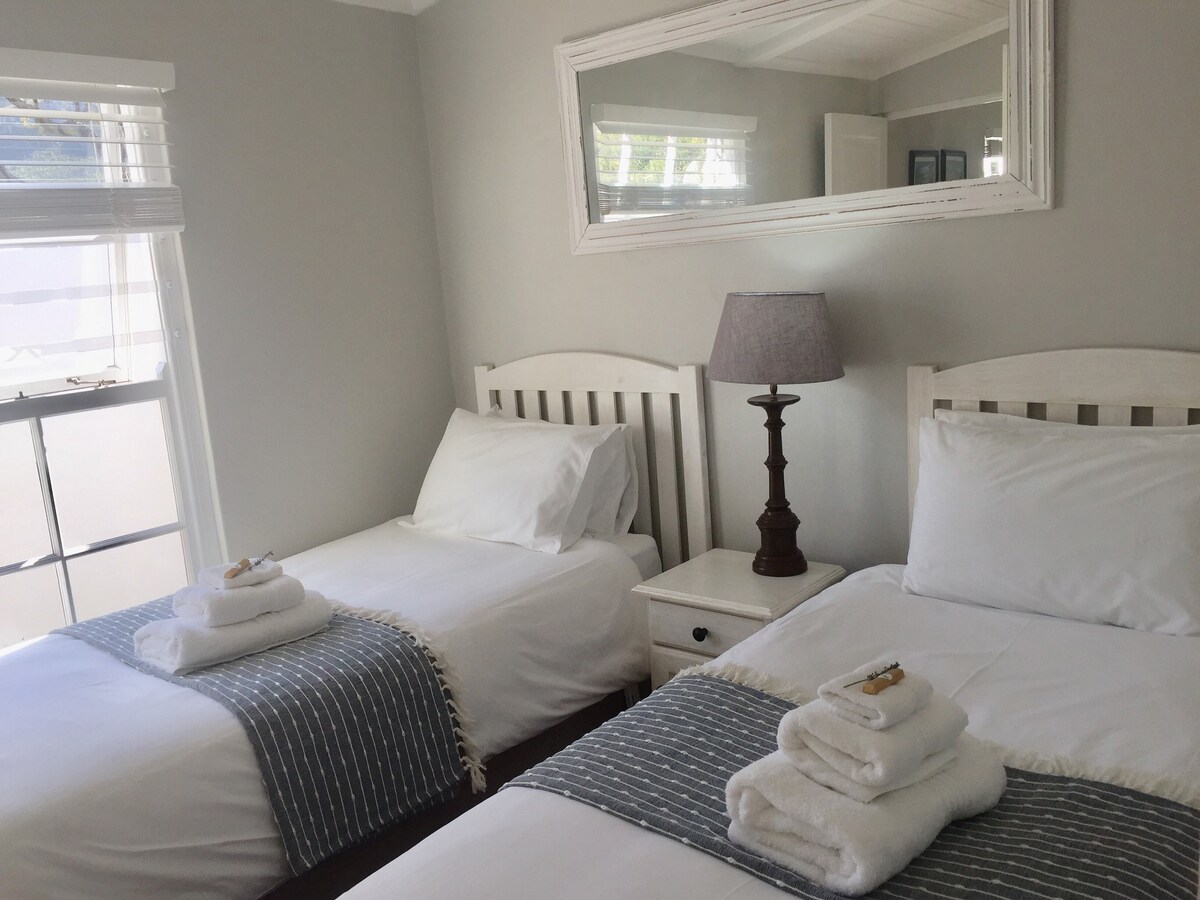 Druhá spálňa s vlastnou kúpeľňou, oddelenými posteľami a vstavanými skrinkami (sprcha, WC a umývadlo)