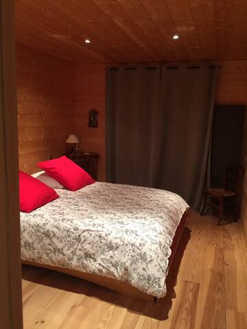 Room facing the slopes, independent entrance.