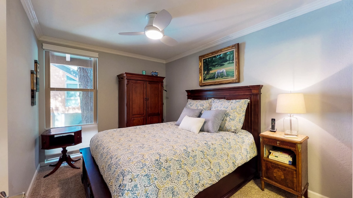 标准双人床卧室位于楼下，但仍然远离地面，自然采光充足。