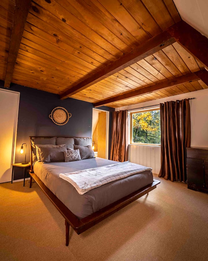 Master Bedroom + 1/2 Bathroom
Queen Bed
2nd Floor

Photo @dirtandglass