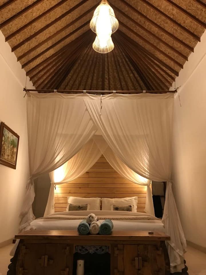 חדר שינה מס '2 למעלה עם מיטת קינג סייז, מרפסת פרטית המשקיפה על בריכה וג'ונגל, חדר רחצה פרטי, מיזוג אוויר ומיטת יום.