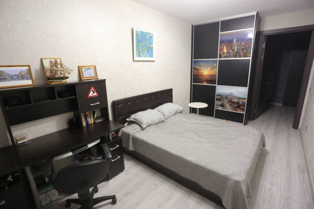 Спальня (bedroom). C большой такой двуспальной кроватью, на которой и вчетвером не тесно. (With twin bed, for one, two, three or four people :) )