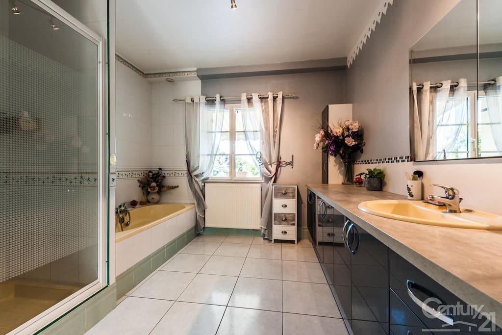 salle de bain privée avec douche et baignoire