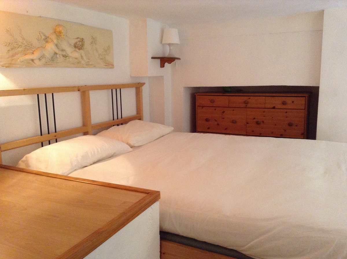 Двоен кревет на мецанин