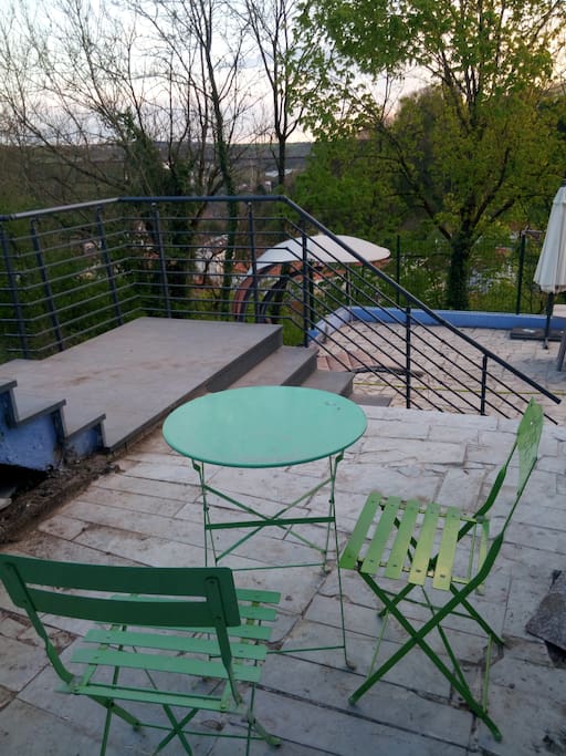 Terrasse avec vue qui surplombe la ville