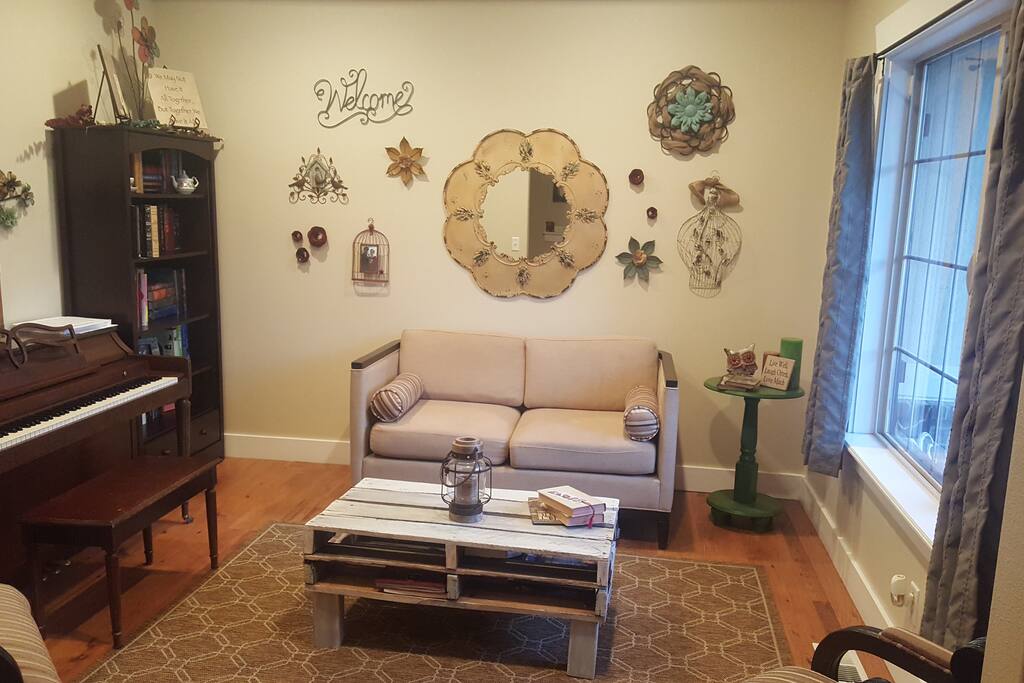 Entry room and piano
