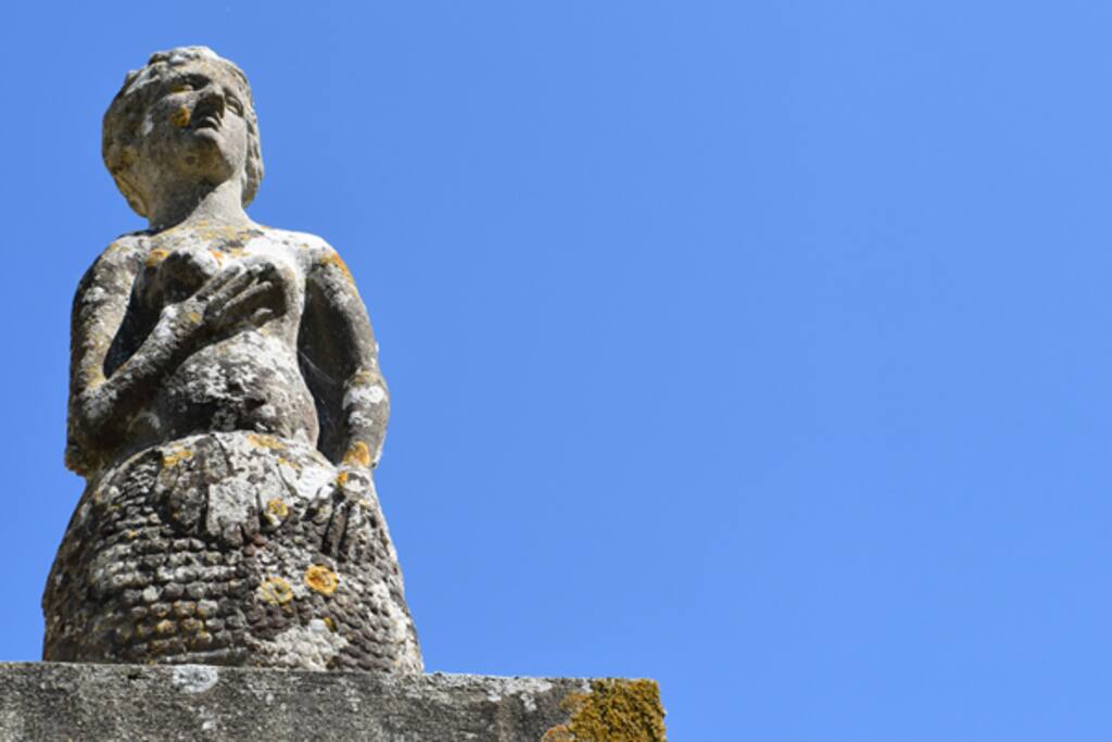 Statue de sirène à l'entrée du gîte
