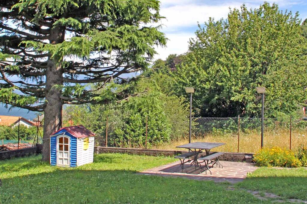 Giardino con barbeque