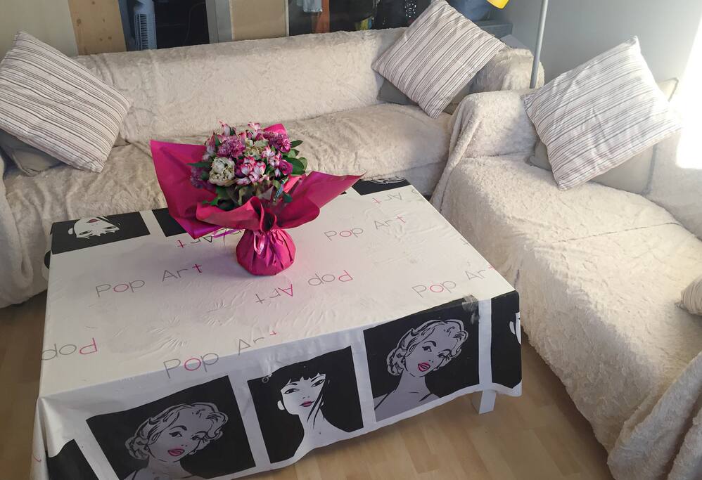 SALON CONFORTABLE AVEC UN CANAPE CONVERTIBLE