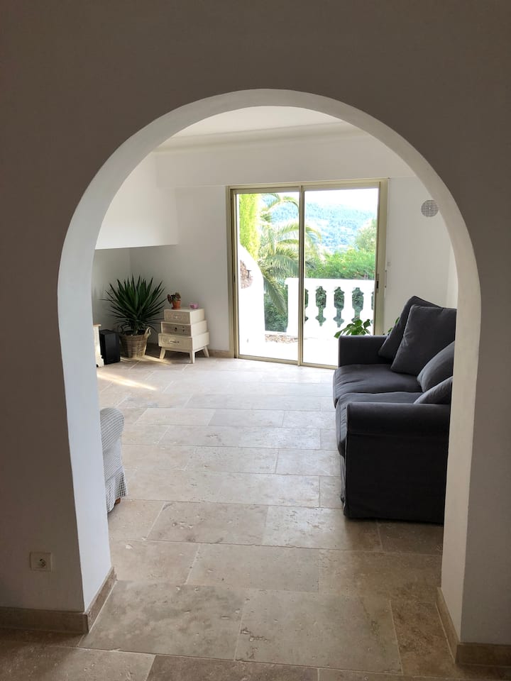 Влез во дневниот простор кој води од кујната