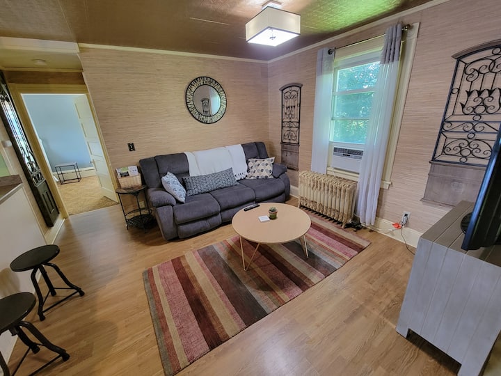 Charming Beautiful Apartment In Central Pittsfield - Pittsfield, MA