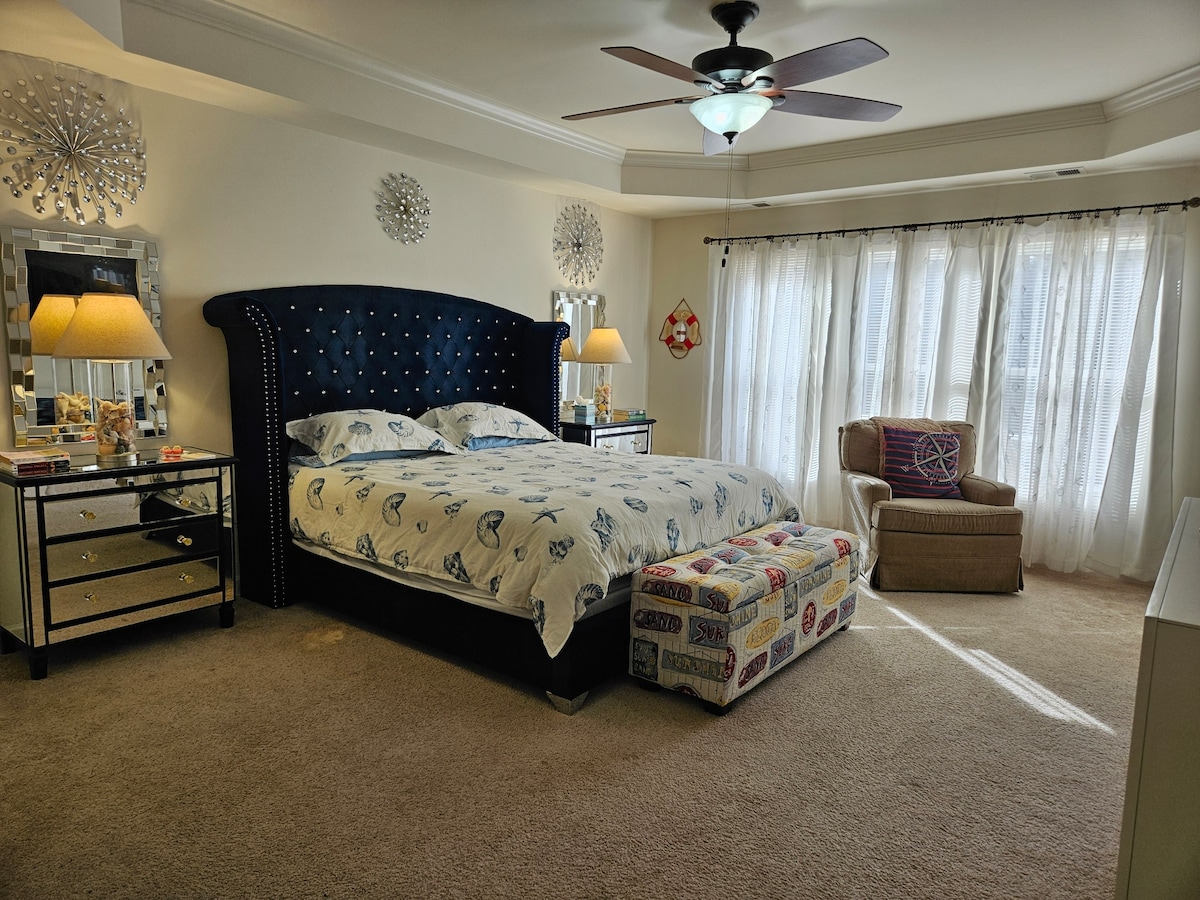 Glavna spavaća soba na 1. katu s pametnim TV-om od 65"i spojenom kupaonicom od 4 komada