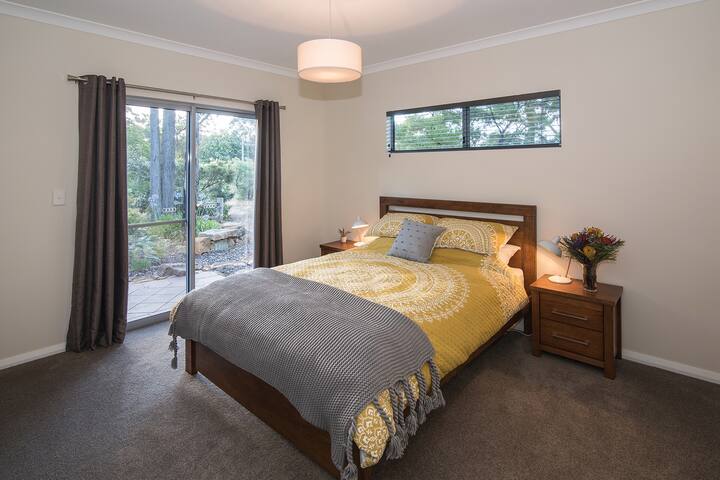 标准双人床卧室 