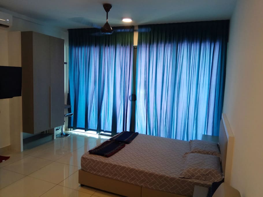 Cozy Queen size bed + TV