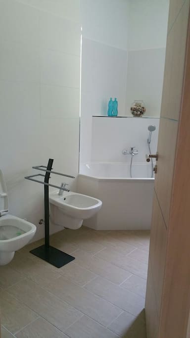 Badezimmer mit Badewanne und Bidet
