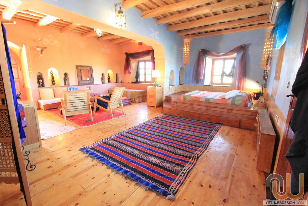 Toutcouleur, très belle suite avec terrasse, sol en bois, décoration africaine, accueil famille de quatre personnes.
