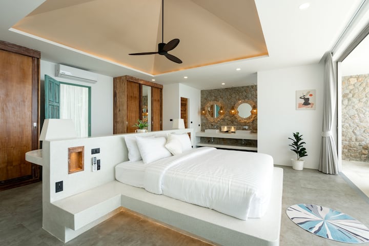 This is the bedroom 3 with king size bed
