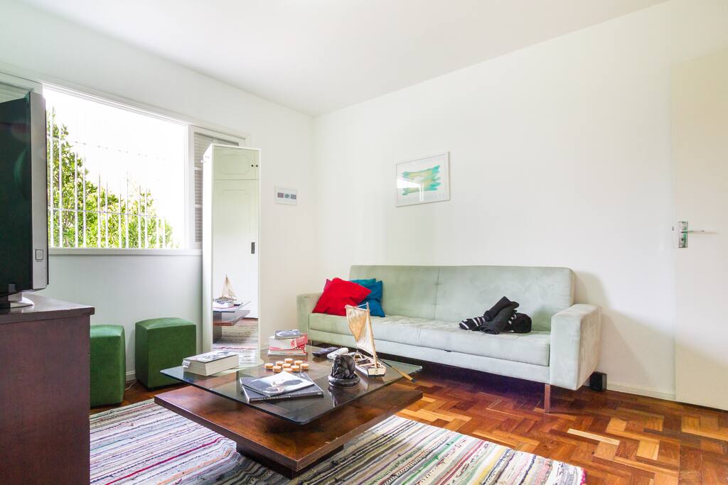 Quarto com tv e sofá cama