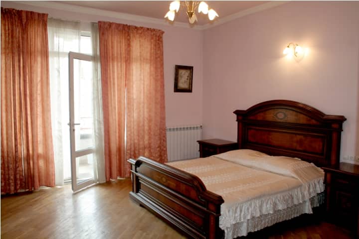 带阳台的主卧室 