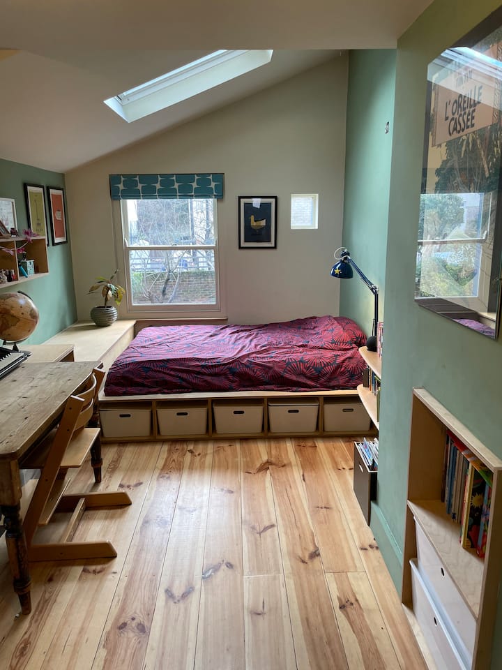 Dhomë gjumi dopio. Përfshin përzgjedhjen e lodrave dhe librave për fëmijë. 