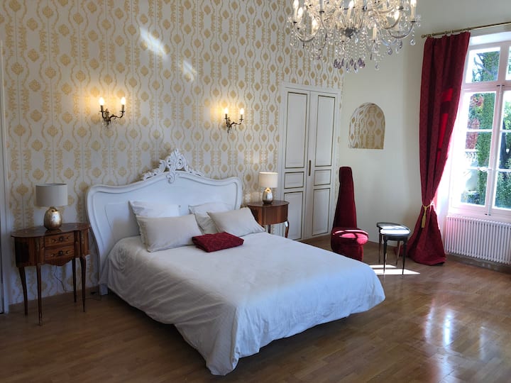 Hlavná spálňa s manželskou posteľou, krbom, sekretárkou, veľkým šatníkom a niekoľkými nepriamymi svetlami na mäkké svetlo