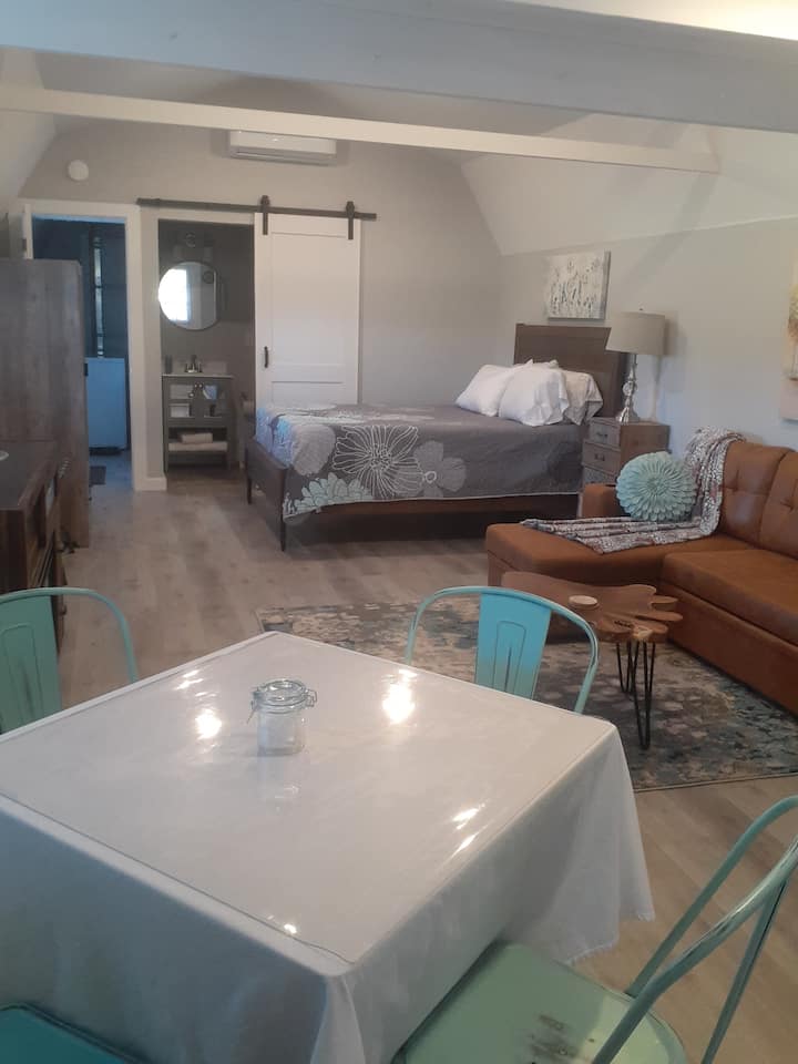 พื้นที่ทานอาหาร 4 ที่นั่ง