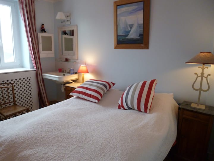 Chumba cha kulala mara mbili na sinki, ghorofa ya 2, upande wa barabara.