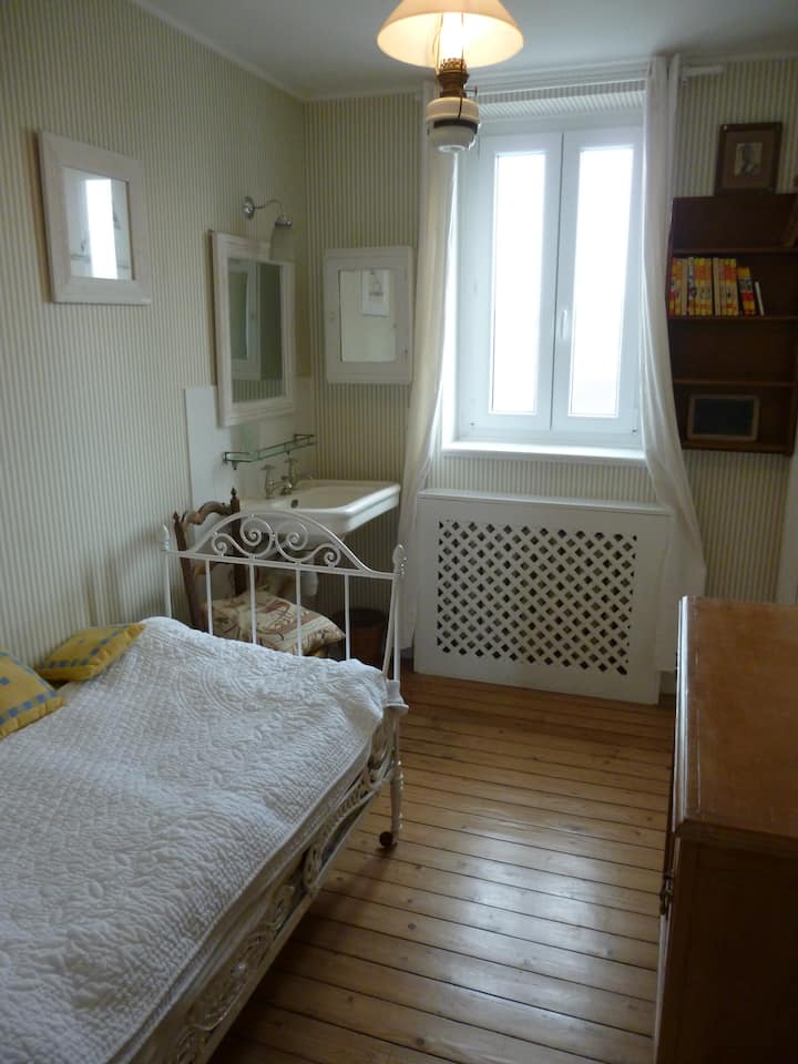 Chumba 1 cha kulala mtu aliye na sinki, ghorofa ya 2, upande wa barabara.