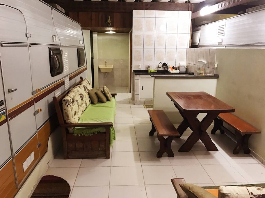 Espaço interno da vaga, com uma sala de estar conjugada com a cozinha.